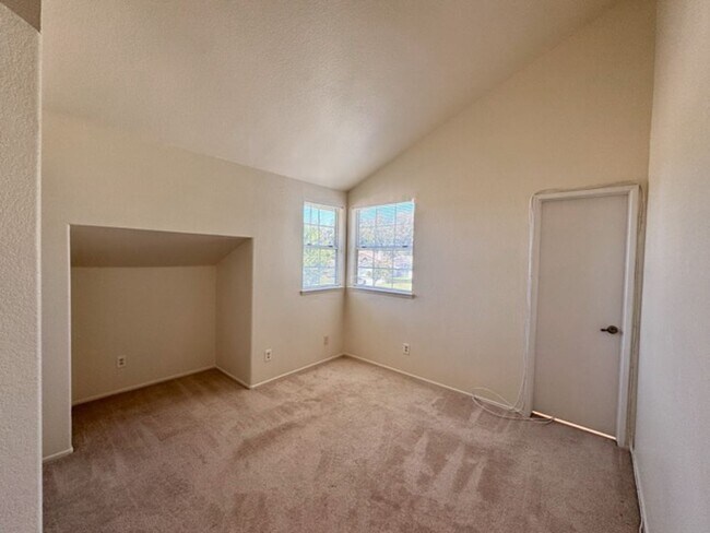 Building Photo - Spacious 3 Bedroom Home with High Ceilings...