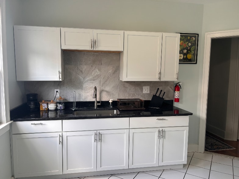 Building Photo - 875 Philip St