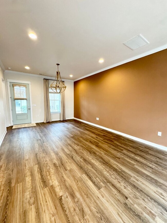 Building Photo - Upscale Townhome in Market Common! MOVE-IN READY!