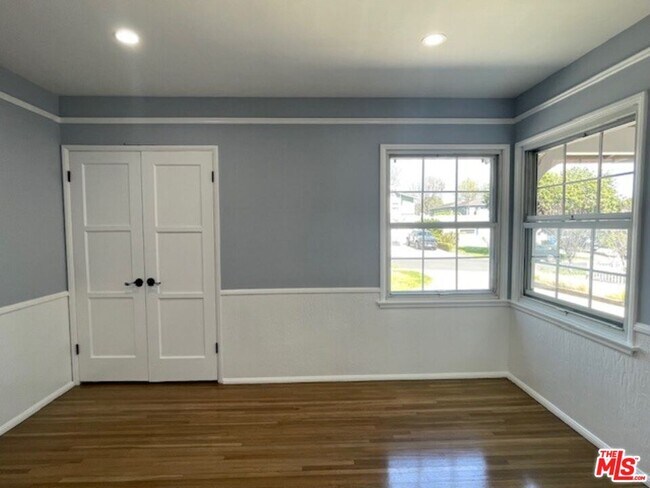 Building Photo - 7330 W 89th St