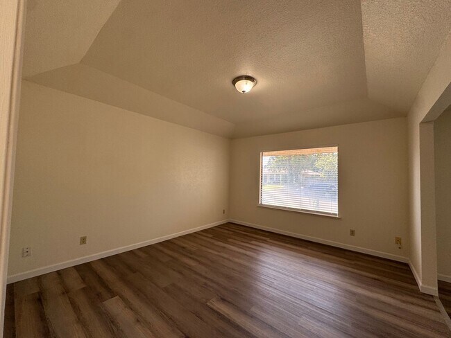 Building Photo - 657 W Escalon Ave