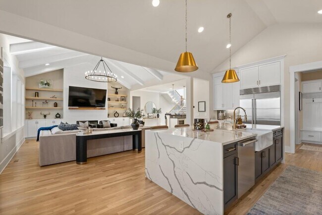 Building Photo - 568 Versailles Dr