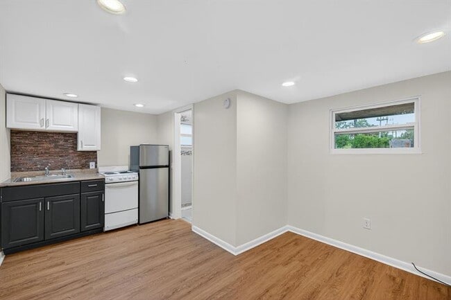 Building Photo - 2500 SW 18th Terrace