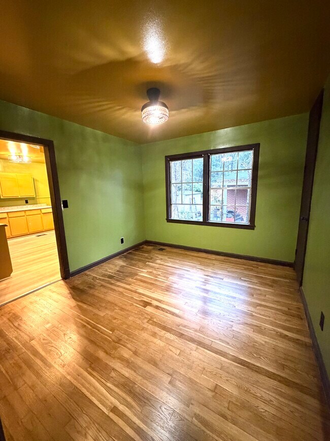 Building Photo - 2704 44th Ave