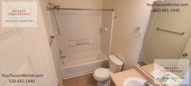 Building Photo - Valencia Rd & Headley Rd 3/2 - All tile fl...