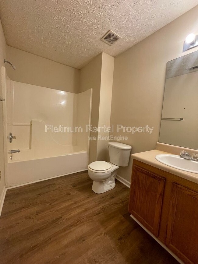Building Photo - 9260 Golf View Dr