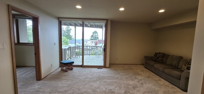 Building Photo - 3033 W Viewmont Wy W