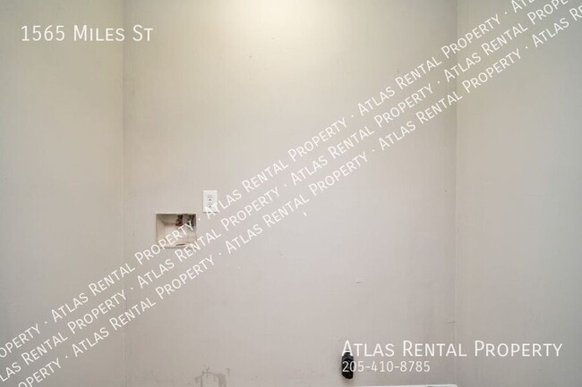 Building Photo - 1565 Miles St