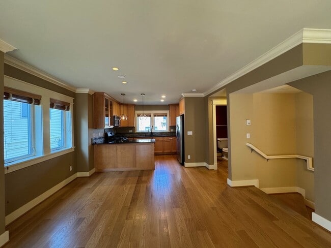 Building Photo - Cozy 3 bed 2.5 bath townhome on North Quee...