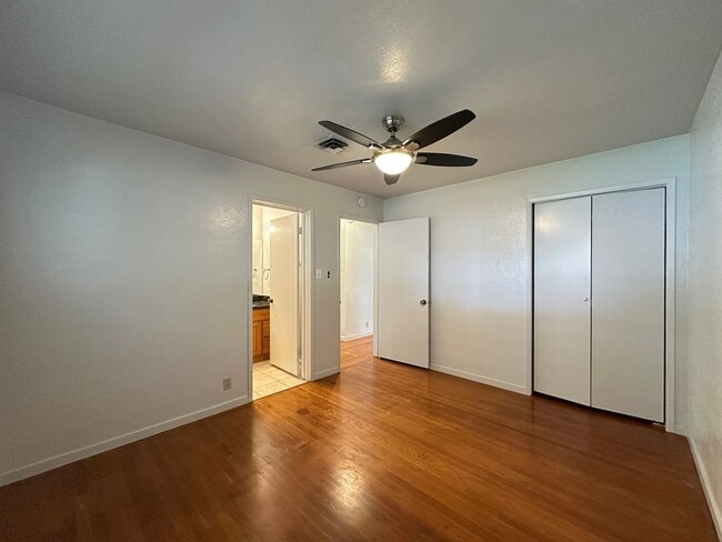 Building Photo - Great Location near McKinley Park!