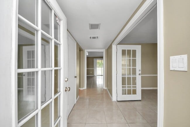 Building Photo - 811 Hillcrest Dr
