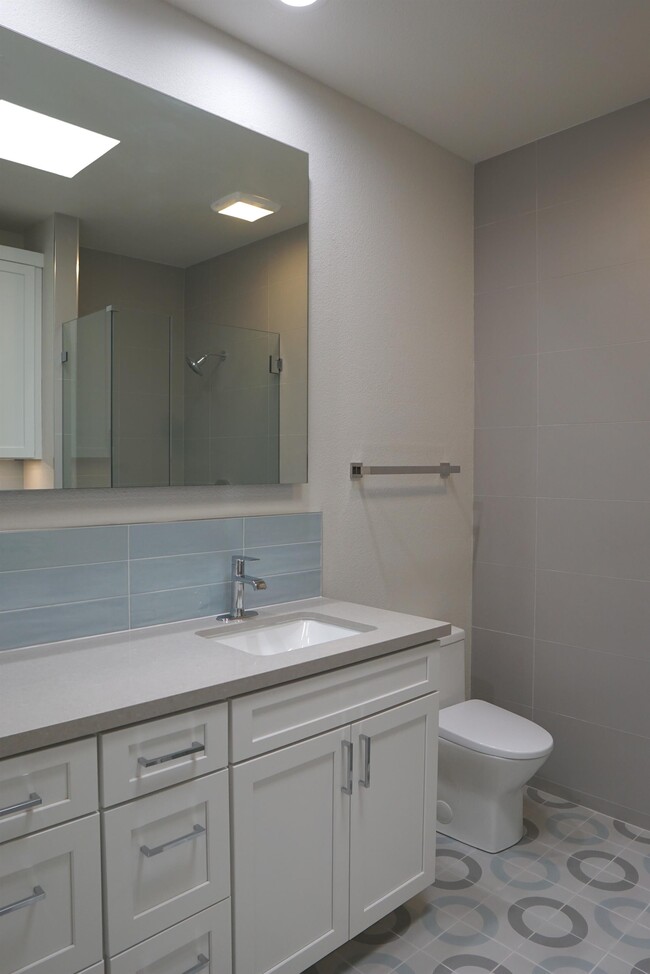Building Photo - 204 N Hermosa Dr