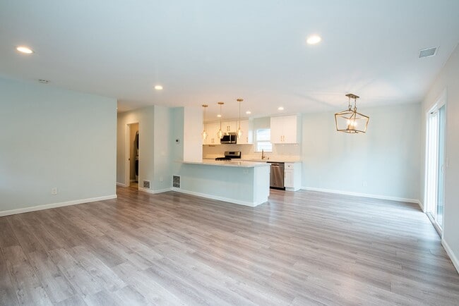 Building Photo - Charming Three Bedroom 2 Bath Home with Spacious Backyard for Entertaining!