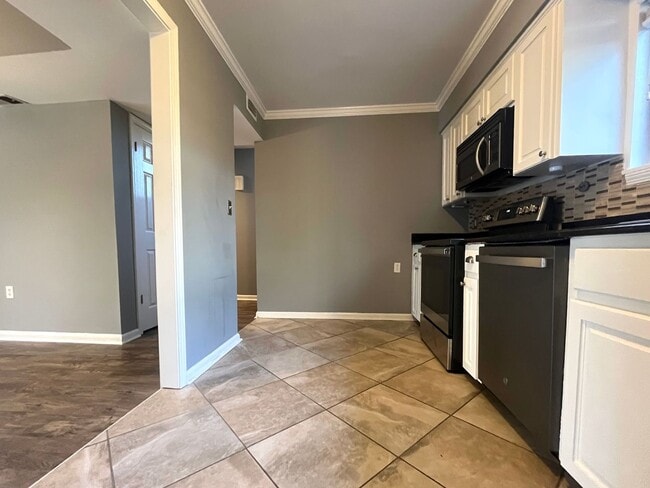 Building Photo - Newly listed!