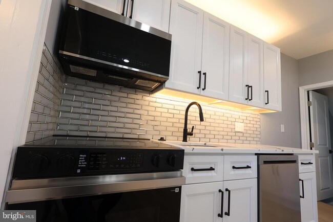 Building Photo - 5110 Kenwood Ave