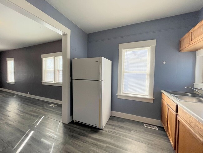 Building Photo - 2 bedroom home with garage