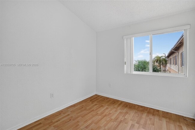 Building Photo - 6225 SW Kendale Lakes Cir