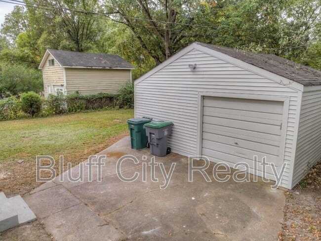 Building Photo - 1363 Colonial Rd