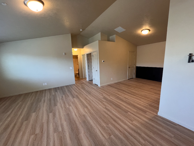 Building Photo - 999 Village River Ln