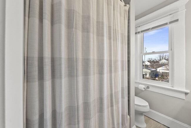 Building Photo - 664 Siebert St