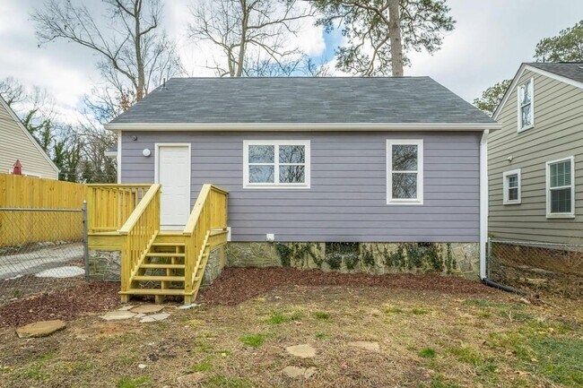Building Photo - Three Bedroom One Bathroom House For Rent