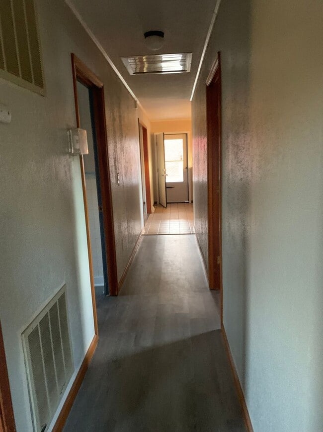 Building Photo - 3 Bedroom / 1.5 Bath One level Home  Gray TN 37615
