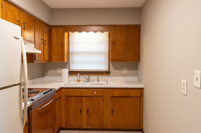 Building Photo - 2800 Fairhaven Dr