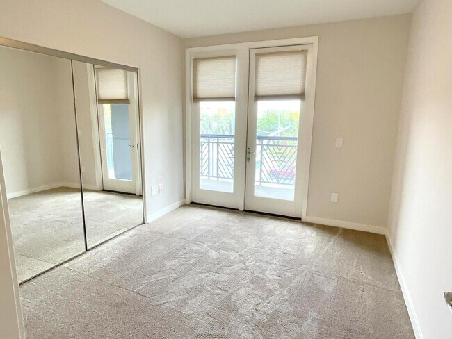 Building Photo - Great Corner Condo ! Lots Of Light ! Elan ...