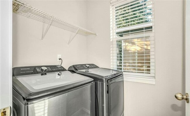 Building Photo - Beautiful Almost new 3 bed +den home in Ly...