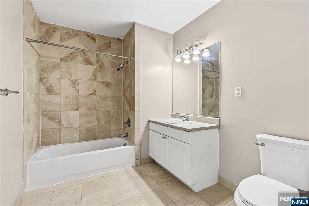 Building Photo - 905 River Rd