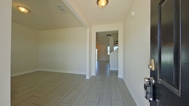 Building Photo - Gorgeous 5 Bedroom Home in Alta Lakes!