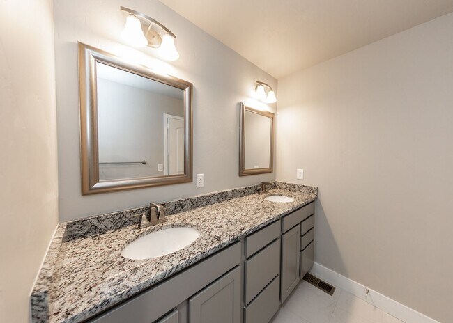 Building Photo - 3 Bedroom Contemporary Townhome off of Austin Bluffs