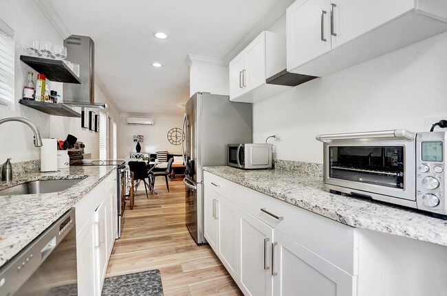 Building Photo - 311 SE 3rd Ave