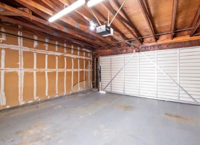 Building Photo - 3bed/2.5bath + Garage Townhome in Tarzana-...