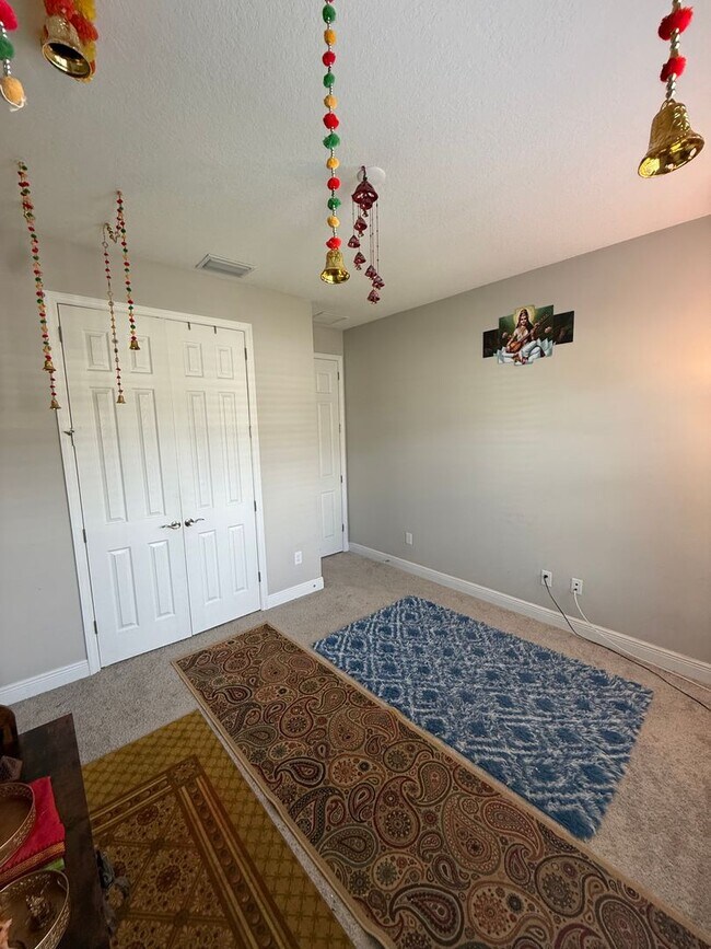 Building Photo - Gorgeous 5-Bedroom, 3-Bathroom in Riverview