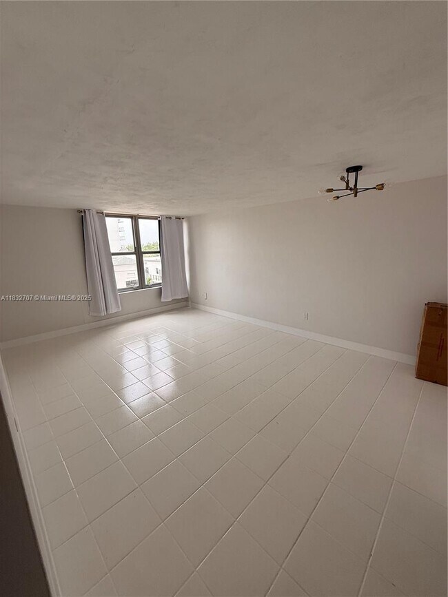 Building Photo - 2899 Collins Ave