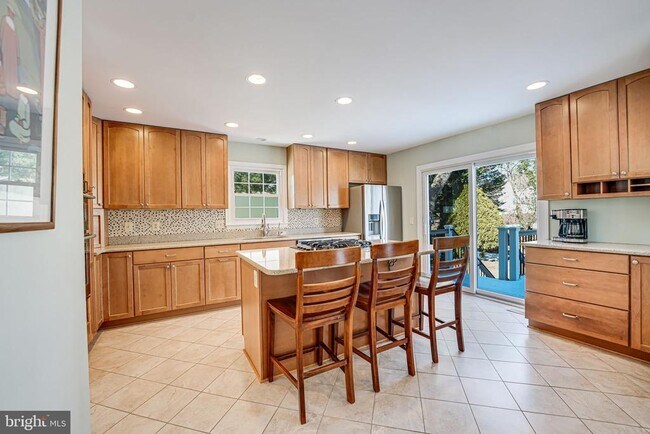 Building Photo - 9420 Lakeside Dr