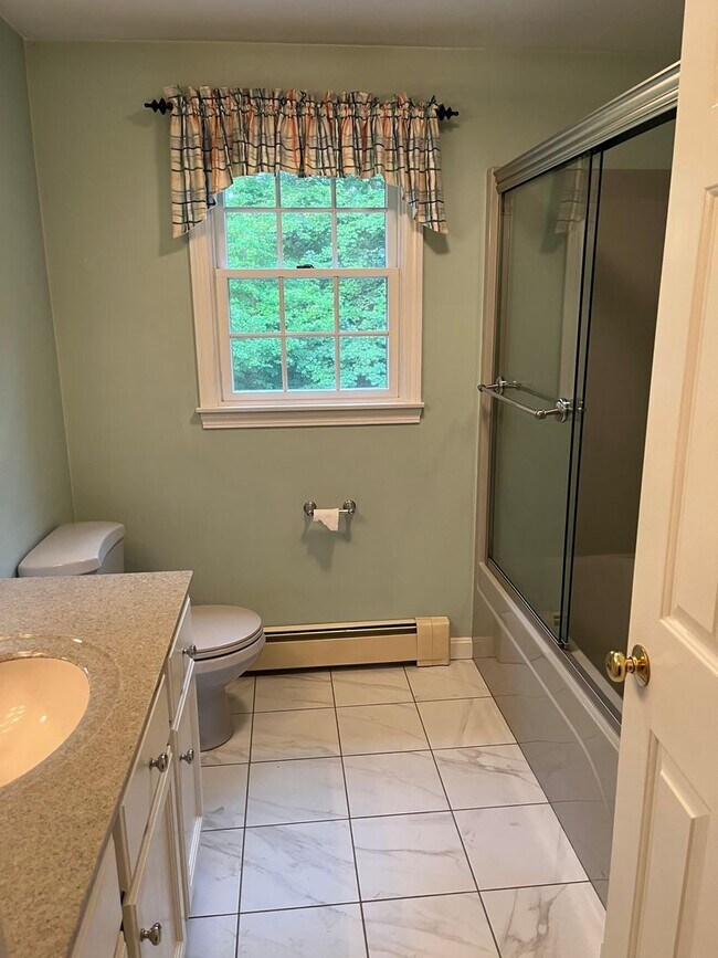 Building Photo - Executive 4 Br / 2.5 Ba Executive Colonial in Sandwich