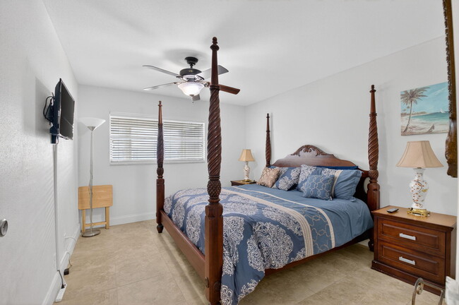 Building Photo - 1 Valencia A