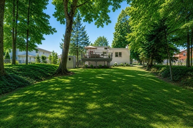 Building Photo - 221 Lakeview Dr