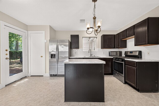 Building Photo - 18174 Woodsdale Ct
