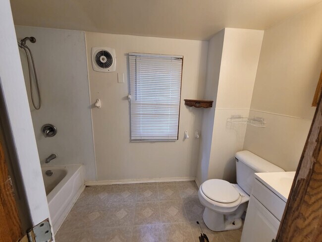 Building Photo - 347 4th Ave S