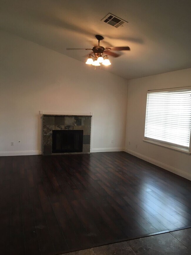 Building Photo - 913 Shadow Mountain Pl
