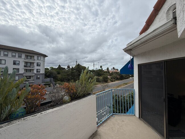 Building Photo - Light-Filled 1 Bed / 1 Bath Condo in UTC, San Diego – Skylights & Balcony