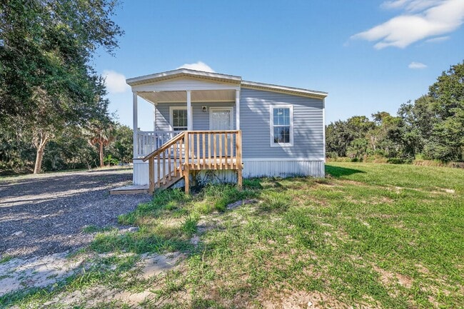 Primary Photo - Brand-New Home on Canal to Lake Griffin – ...
