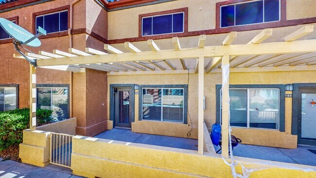 Building Photo - ** 2 weeks free rent. Excluding recurring fees** 2 BDR / 2.5 BATH SPACIOUS HOME