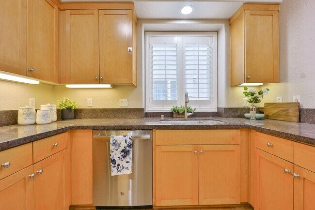 Building Photo - 492 Tyndall St