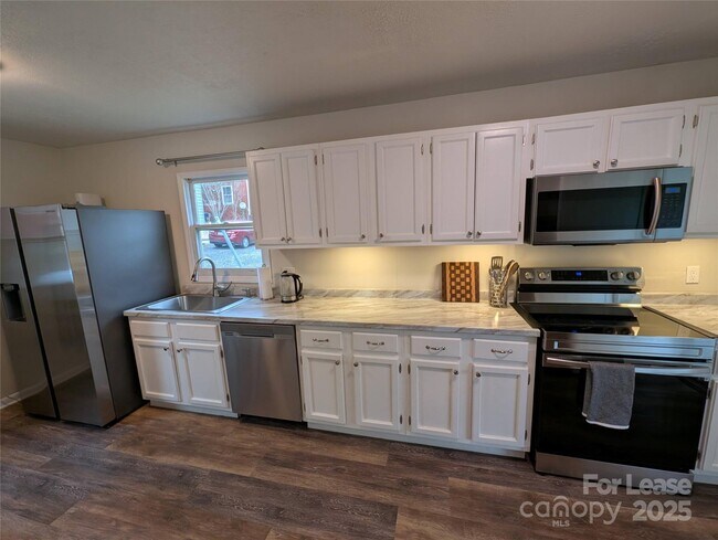 Building Photo - 25.5 Woodrow Ave