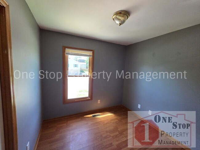Building Photo - Charming Split Level 3 Bedroom Home in Kansas City!