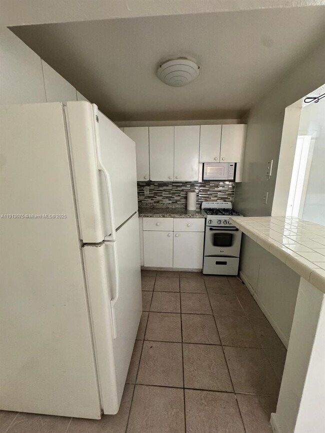 Building Photo - 1230 W 54th St